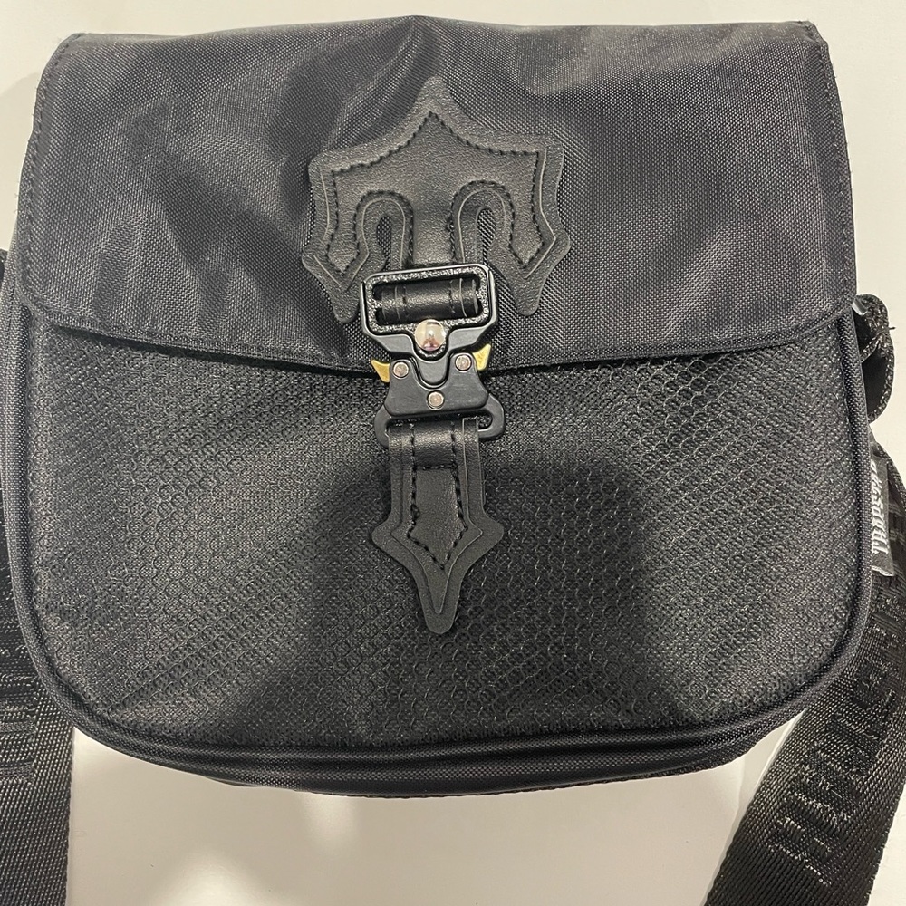 BLACK ON BLACK TRAPSTAR T BAG🔥